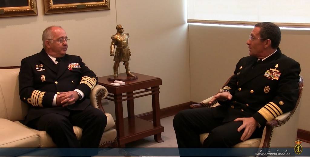 Durante su visita, el AJEMA mantuvo una reunión de trabajo con el Comandante General de la Marina Peruana